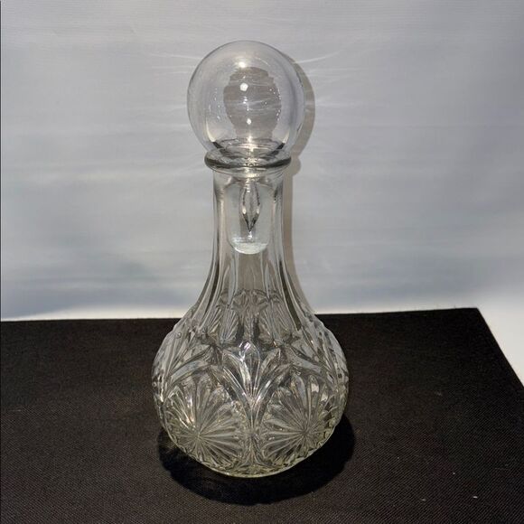 Elegant Clear Glass Decanter - Picture 3 of 9